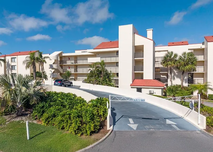 Waterfront Retreat In St. Petersburg Spacious 2-Br Condo With Balcony And Pool